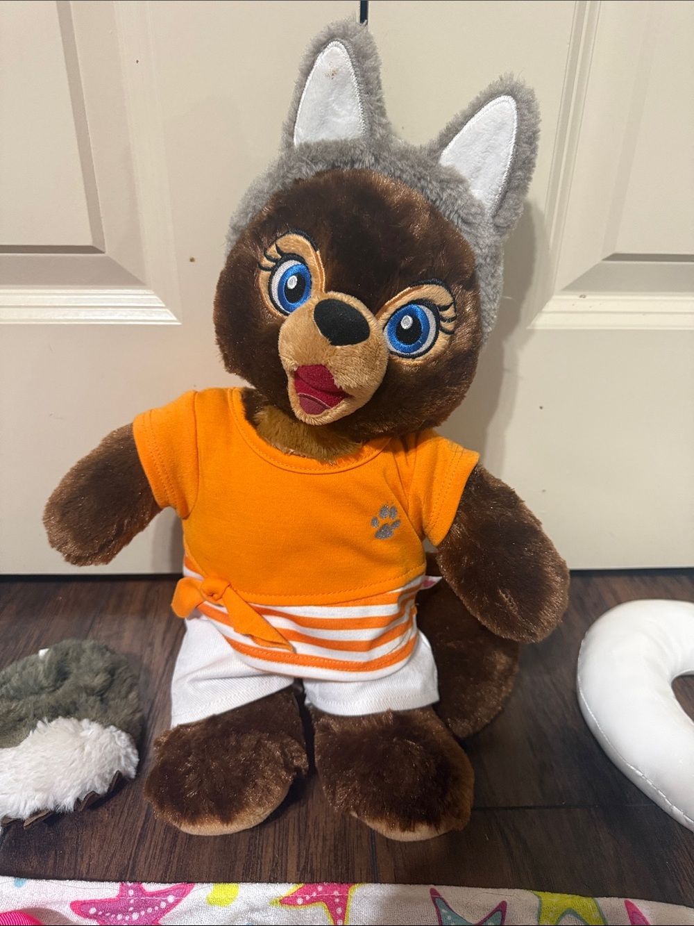 Build a bear great wolf lodge plushie and accessories